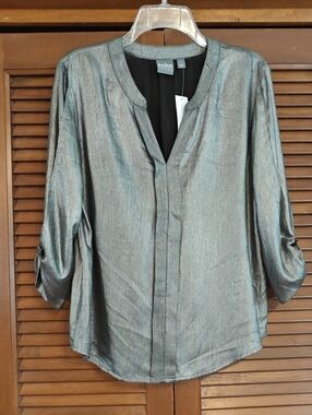 NWT Soho Metallic Slate Shimmer V-Neck Blouse